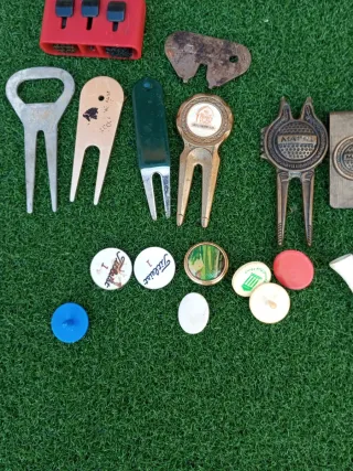 Lote de accesorios de golf: tees, arreglapiques