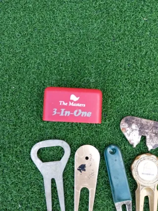 Lote de accesorios de golf: tees, arreglapiques