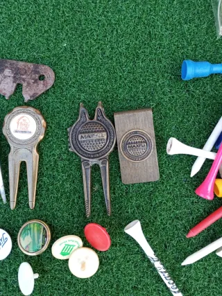 Lote de accesorios de golf: tees, arreglapiques