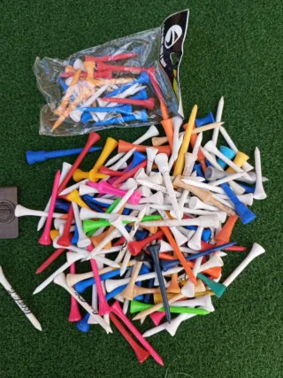 Lote de accesorios de golf: tees, arreglapiques
