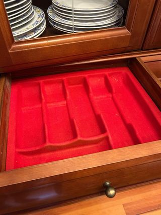 Aparador vitrina clásica madera y cristal