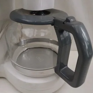 Cafetera Blanca con Jarra de Cristal