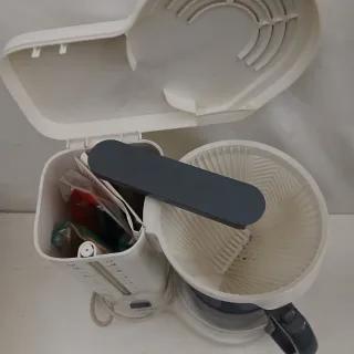 Cafetera Blanca con Jarra de Cristal