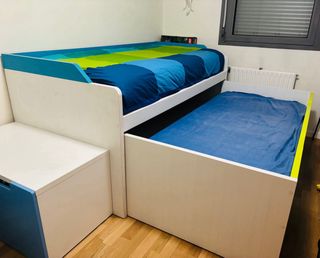 Cama nido con almacenaje azul y verde