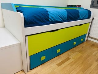 Cama nido con almacenaje azul y verde