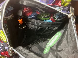 Mochila Totto con diseño de tapas de refresco