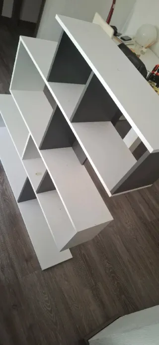 Estantería modular blanca y gris