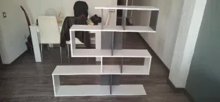 Estantería modular blanca y gris