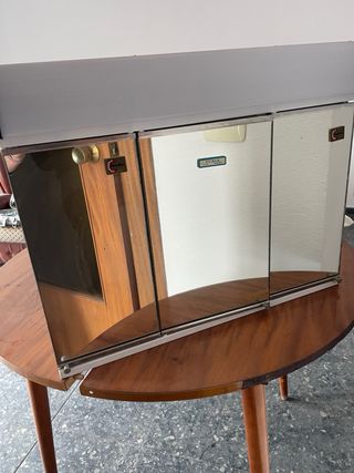 Mueble de baño con espejo y luz – estilo retro