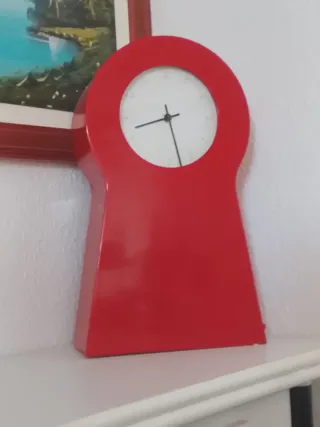 Reloj de pared rojo
