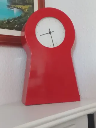 Reloj de pared rojo