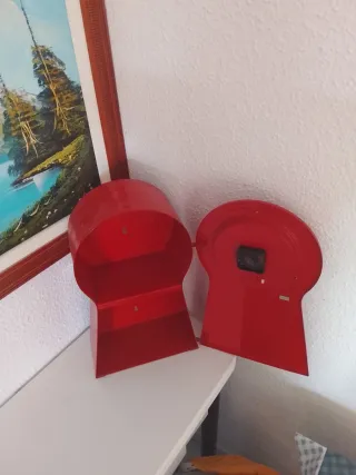 Reloj de pared rojo