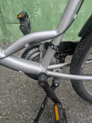 Bicicleta de paseo plateada con cesta