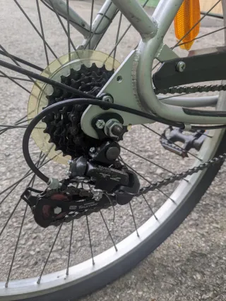 Bicicleta de paseo plateada con cesta