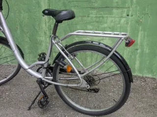 Bicicleta de paseo plateada con cesta