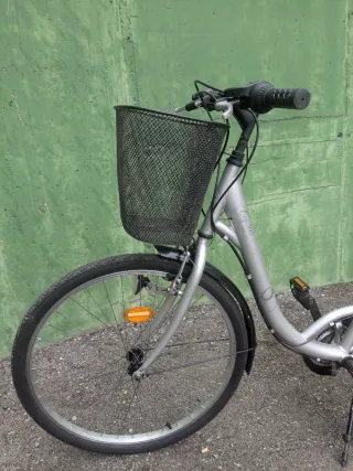 Bicicleta de paseo plateada con cesta