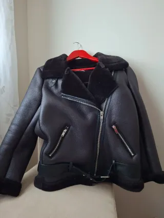 Chaqueta negra de aviador con borreguito