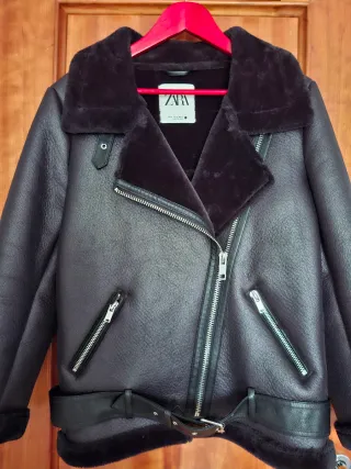 Chaqueta negra de aviador con borreguito