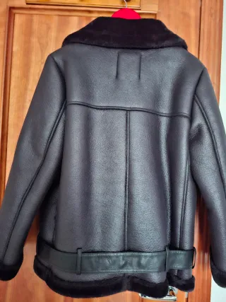 Chaqueta negra de aviador con borreguito