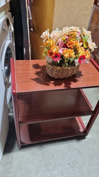 Mesa auxiliar de madera con cesta