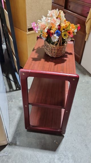 Mesa auxiliar de madera con cesta