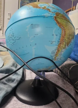 Globo terráqueo grande con luz