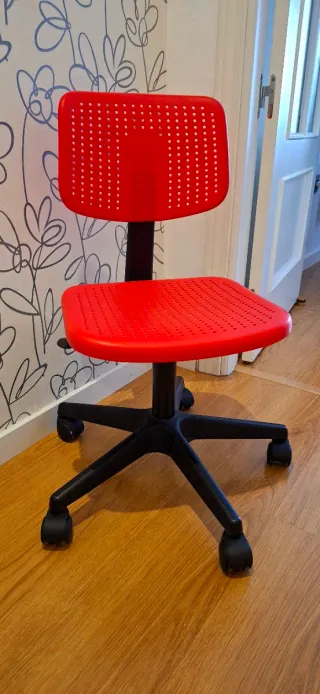 Silla de escritorio juvenil roja