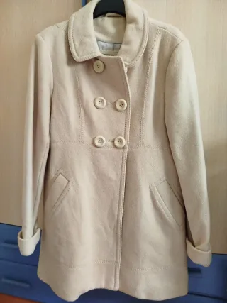 Abrigo beige doble botonadura