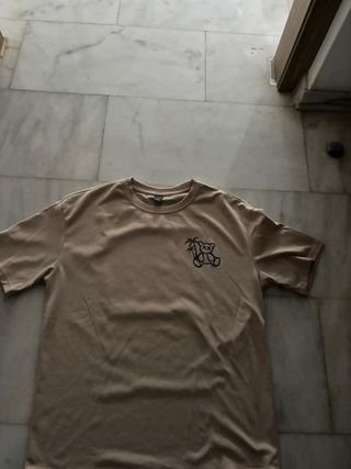 Camiseta beige con estampado de oso