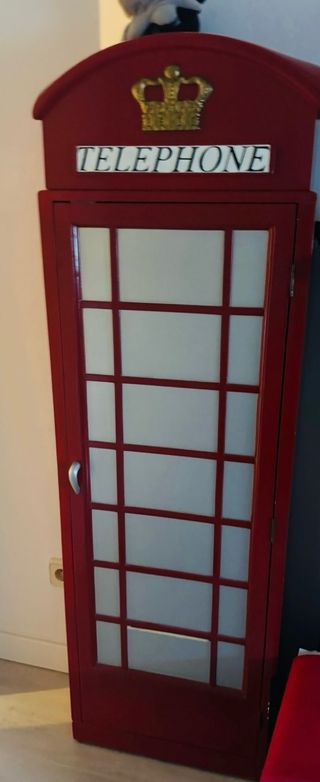Mueble estilo cabina telefónica roja