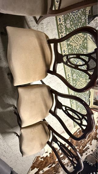 Sillas de terciopelo y madera