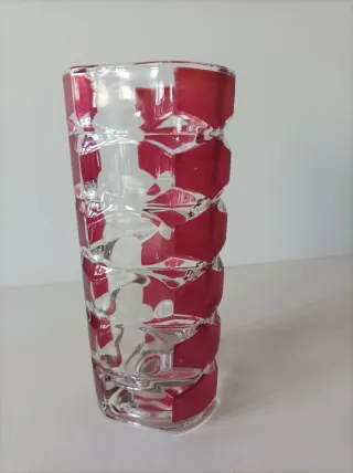 Jarrón de cristal con detalles rojos