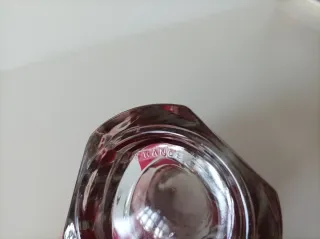 Jarrón de cristal con detalles rojos