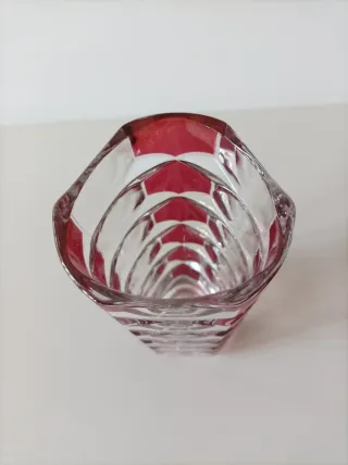 Jarrón de cristal con detalles rojos
