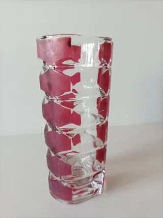 Jarrón de cristal con detalles rojos