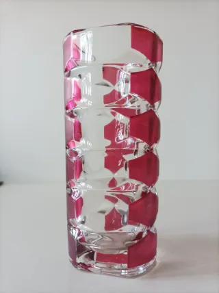 Jarrón de cristal con detalles rojos