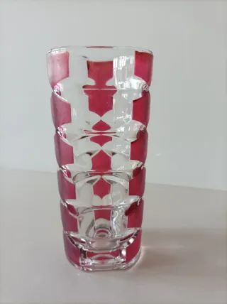Jarrón de cristal con detalles rojos