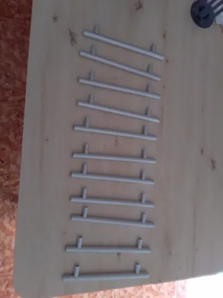 Tiradores de armario metálicos grises