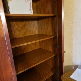 Armario de madera con puertas