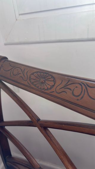 Sillas de madera con respaldo tallado