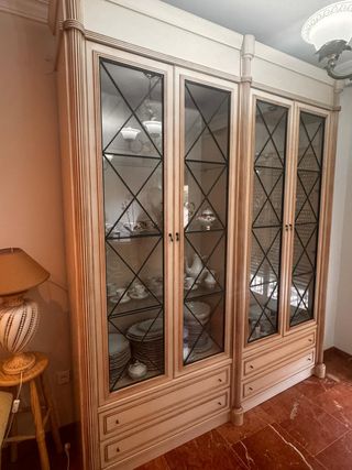 Vitrina grande salón madera y cristal