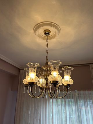 Lámpara de araña dorada con cristales