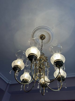 Lámpara de araña dorada con cristales