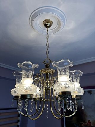 Lámpara de araña dorada con cristales