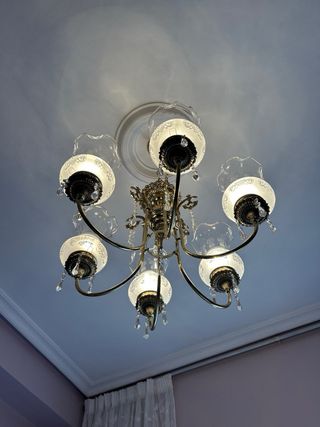 Lámpara de araña dorada con cristales