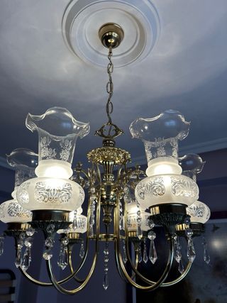 Lámpara de araña dorada con cristales