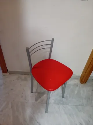 Silla de cocina roja y metal