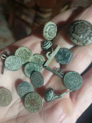 Lote de botones y monedas antiguas