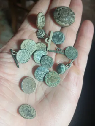 Lote de botones y monedas antiguas