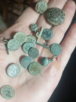Lote de botones y monedas antiguas